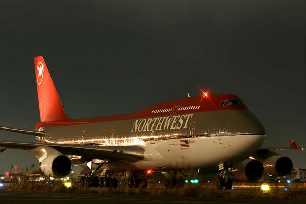 Avión aéreo en pista por la noche