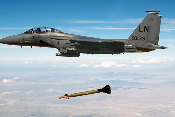 Detaching a striking missile in flight