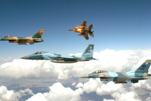 Plusieurs avions de chasse survolent les nuages