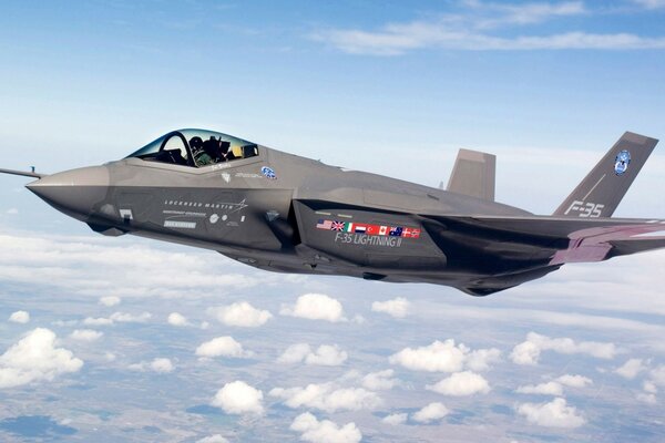 Un chasseur militaire F-35 survole les nuages