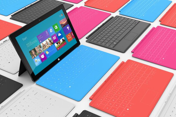 Tablette sur le support parmi les claviers de couleur