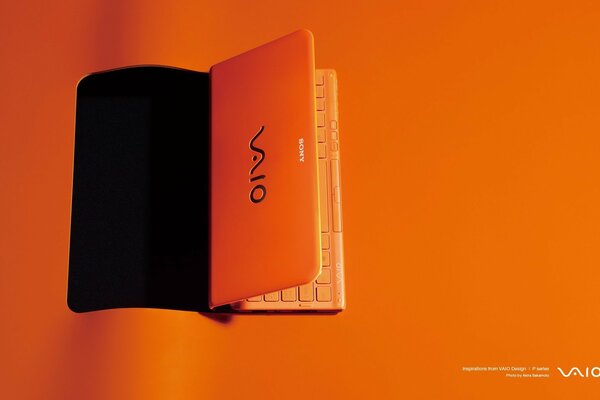 Ordinateur portable Sony orange sur fond orange