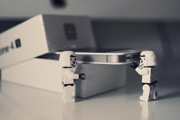 Iphone 4 erforscht Star Wars-Stormtrooper Lego