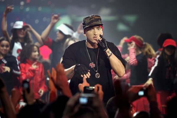 Eminem legge sul palco