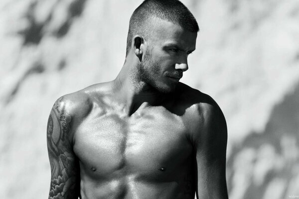 David Beckham hat seinen Oberkörper und seine Tattoos entblößt, damit wir seine Brüste betrachten können