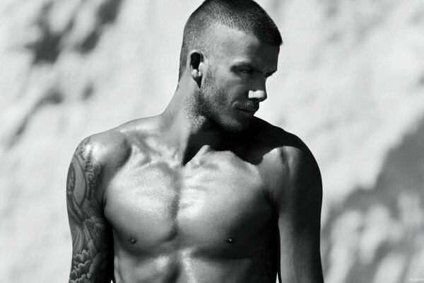 David Beckham desnudó su torso y sus tatuajes para que pudiéramos ver sus pechos