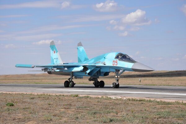 Avión de combate azul en la pista