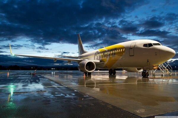 Am Abend hebt das Flugzeug ab und schwebt über dem blauen Himmel