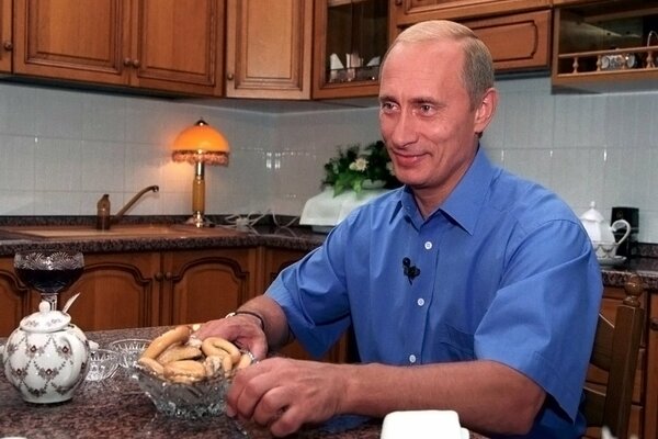 Vladimir Poutine dans la cuisine à la maison