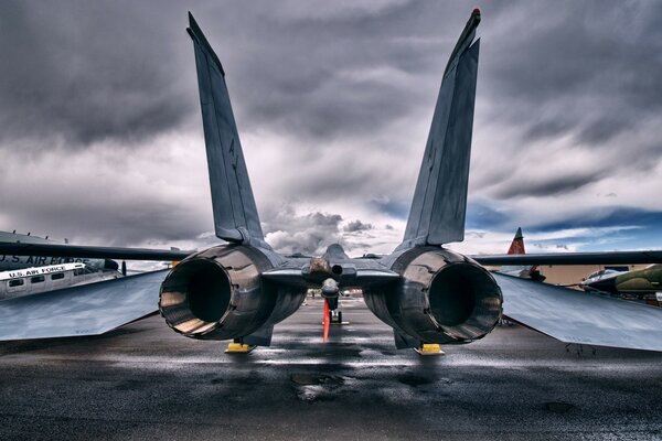 Aereo militare con grandi turbine