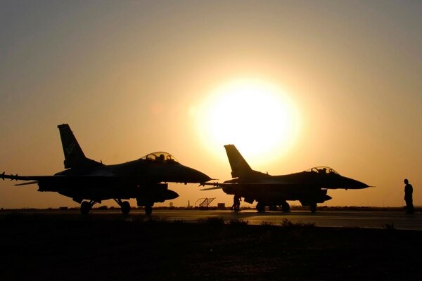 Avión militar f - 16 al atardecer