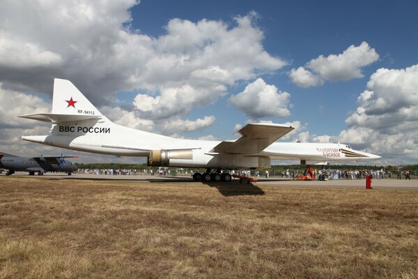 Самолёт Ту-160 на взлетной полосе