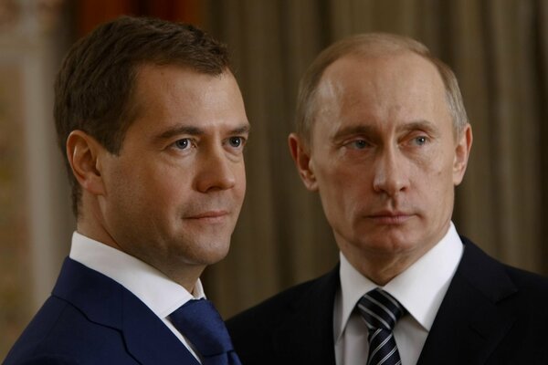 Retrato de los dos líderes Medvedev y Putin