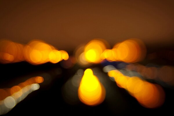 L éblouissement nocturne des lumières des voitures