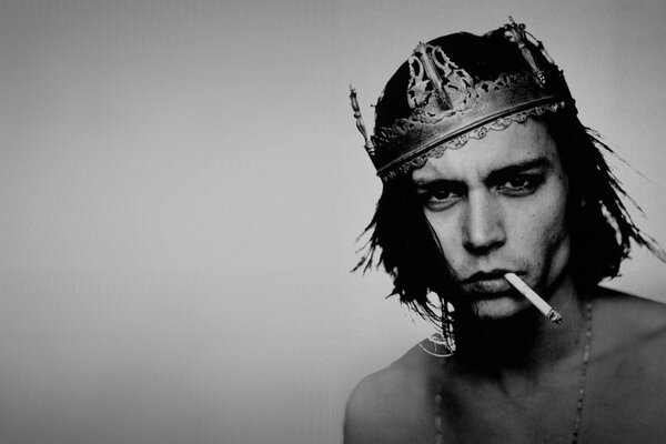 Le légendaire Johnny Depp avec une Couronne et une cigarette dans les dents