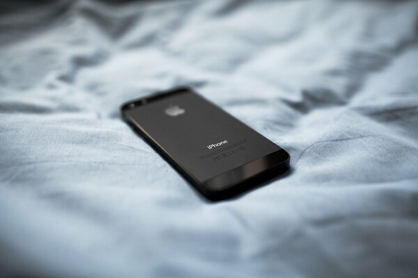 Черный айфон пять на мягком материале