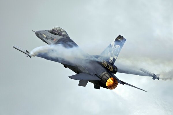 Cortina de humo de las descargas del avión militar e