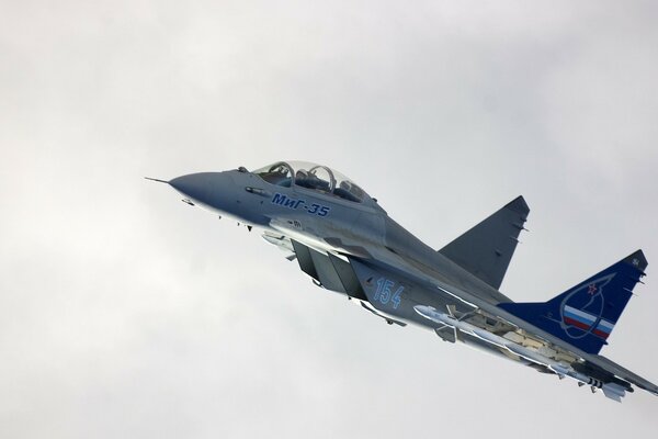 MIG-35-Flugzeug vor dem Hintergrund weißer Wolken