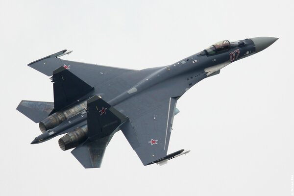 Caza ruso su-35 en el cielo