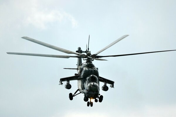 Helicóptero militar negro volando