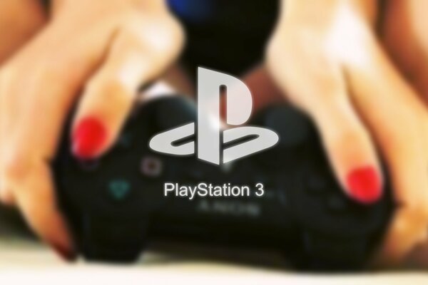 La ragazza gioca a PlayStation con il joystick