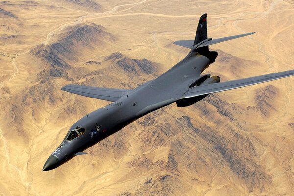 B-1-Bomber fliegt zum Rockwell-Flugplatz