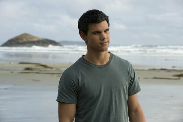 Jacob Black en t-shirt sur la côte