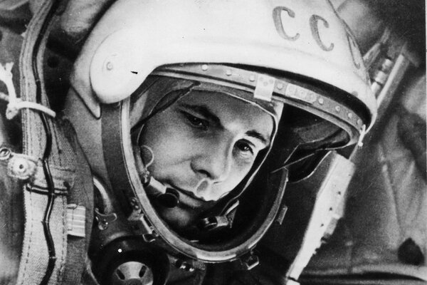 Czarno-białe zdjęcie Gagarina z zamyślonym wyrazem twarzy
