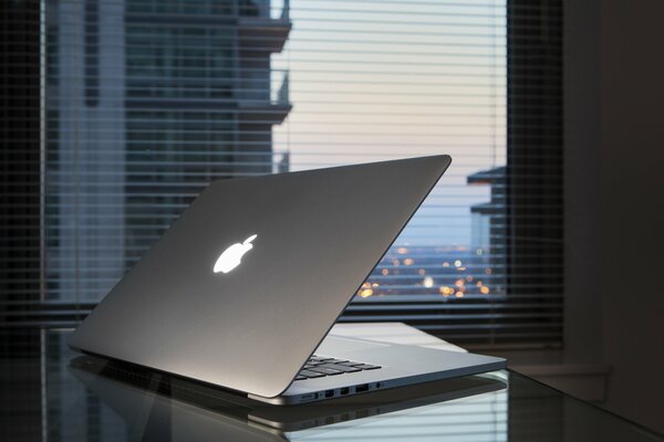 Portátil Pro retina MacBook en el Escritorio frente a la ventana