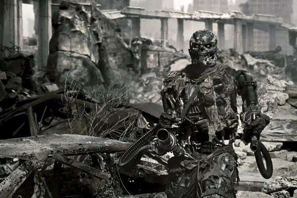 Terminator se promène dans les ruines de la ville