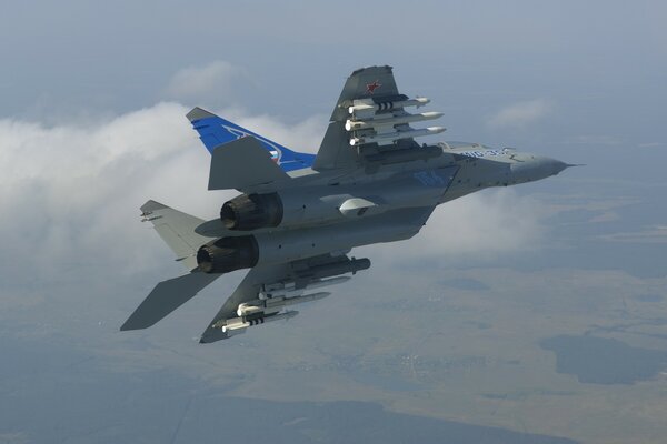Visual combat capability of the MIG-35 fighter in flight