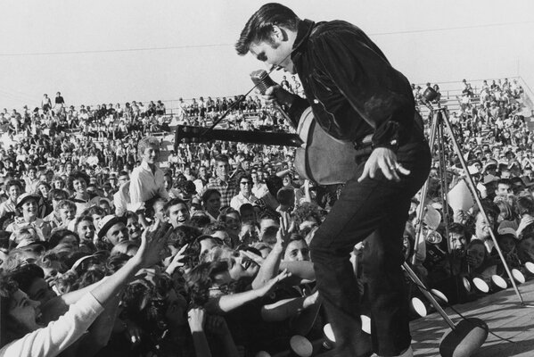 El concierto de la leyenda en el escenario en blanco y negro