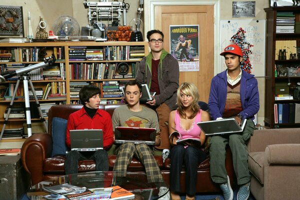 Big Bang Theory jeder sitzt auf der Couch