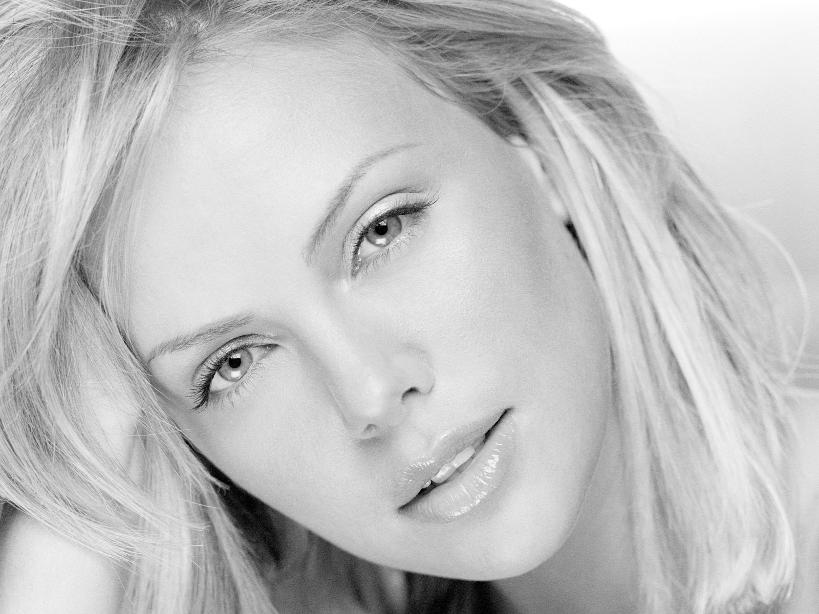 charlize theron noir et blanc