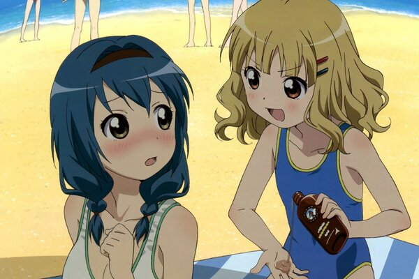 Deux filles anime sur la plage en maillot de bain