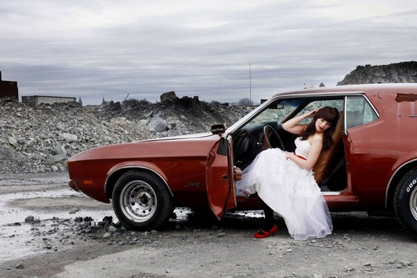 Novia con vestido blanco sentada en un coche de cerdo