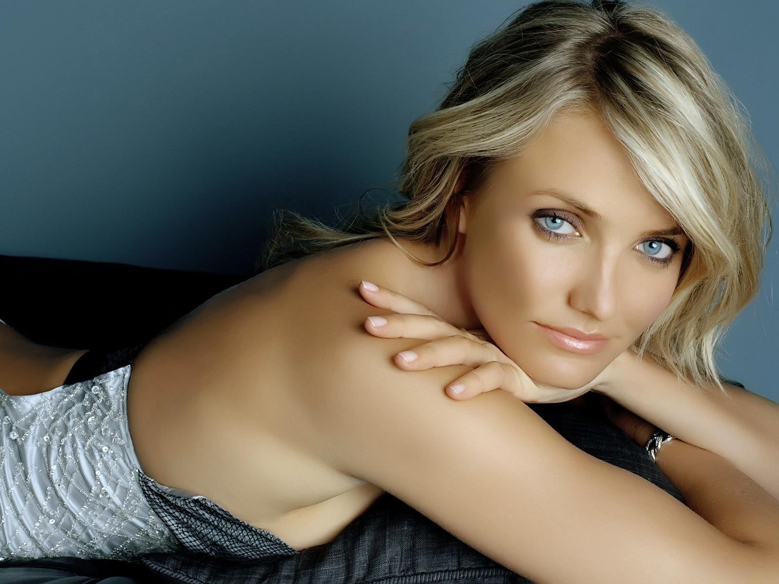 cameron diaz leży patrzy