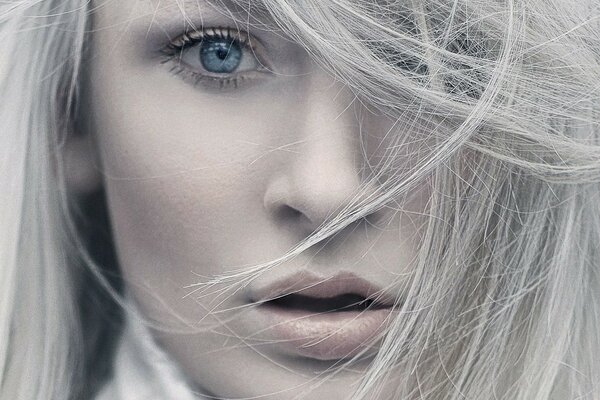 Portrait d une jeune fille aux yeux bleus et les poils du visage