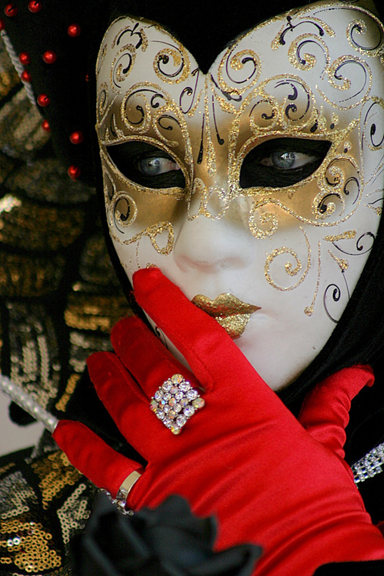 maske geheimnis handschuhe schmuck