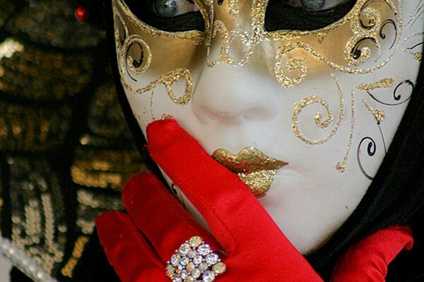 La maschera dona sempre mistero all immagine