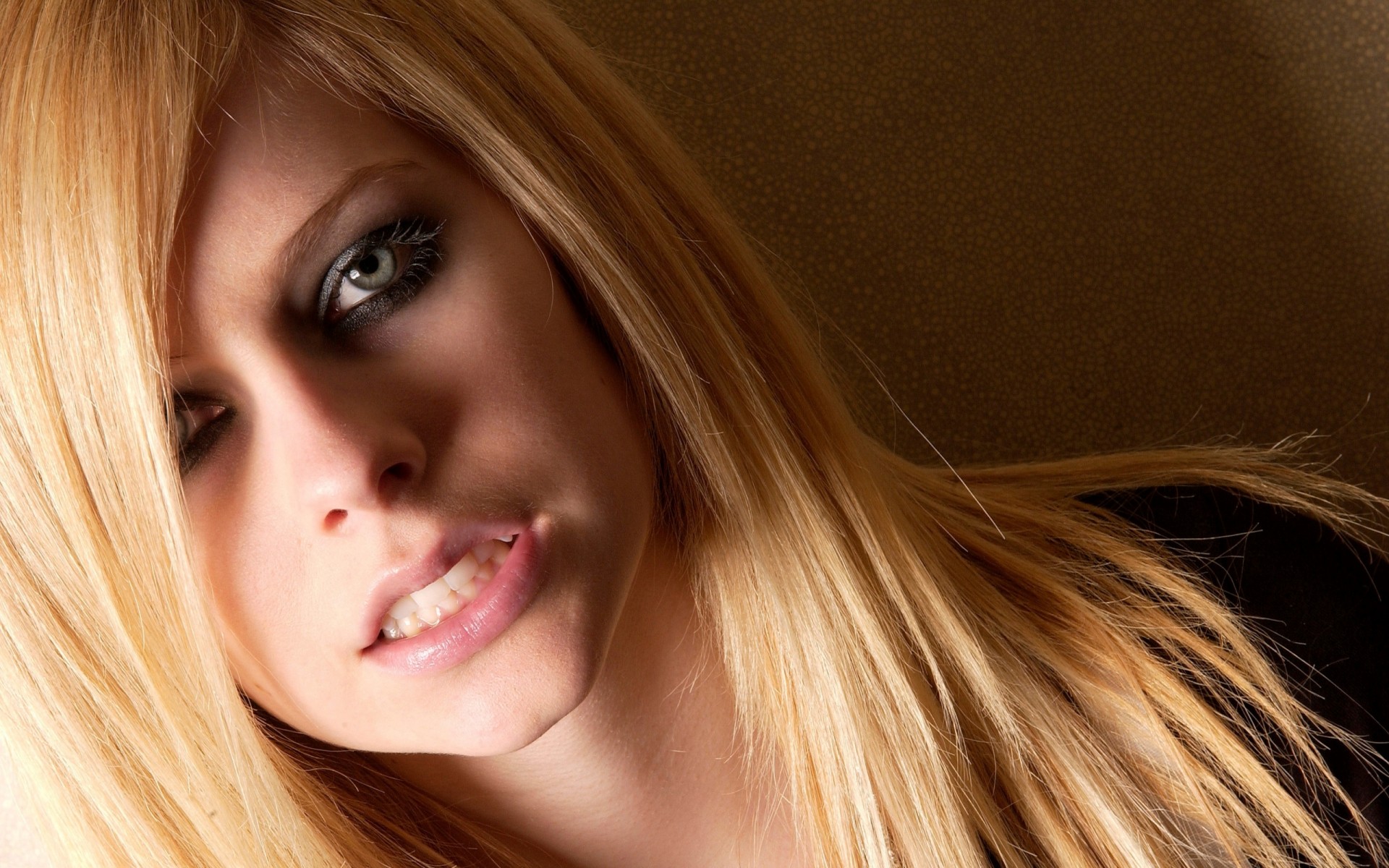 avril lavigne portrait view