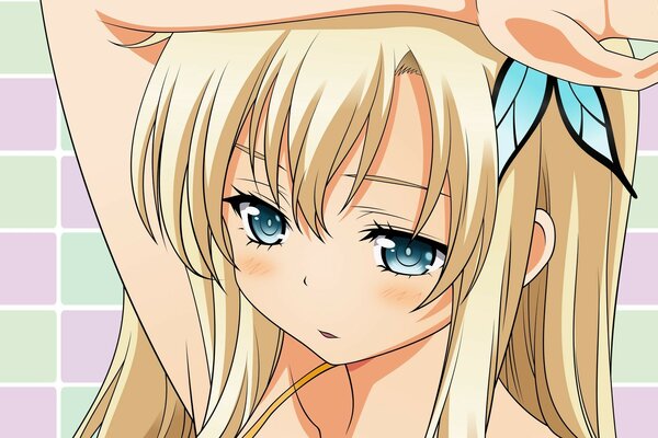 Kashiwazaki Sena con un lazo azul en el pelo sobre un fondo de cuadrados de colores