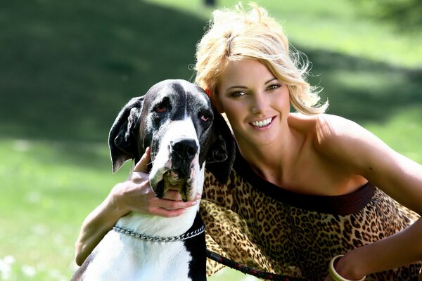 Lily avec un dogue Royal sur l herbe