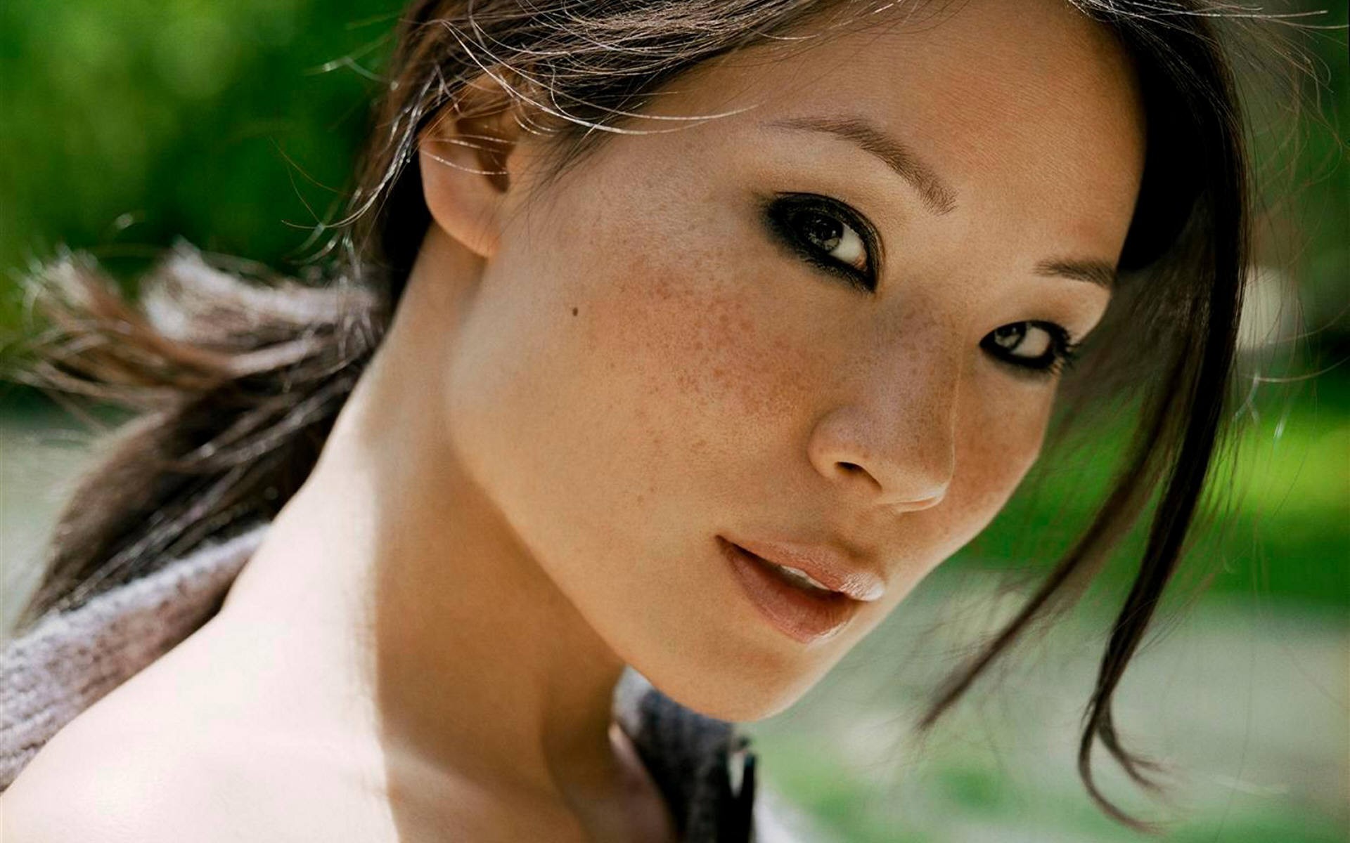 lucy liu viso sguardo occhi labbra