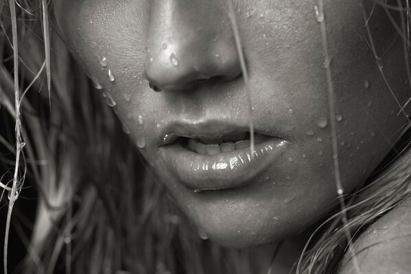 Sensual boca chica con gotas de lluvia en su cara