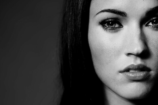 Megan Fox closeup sur fond gris