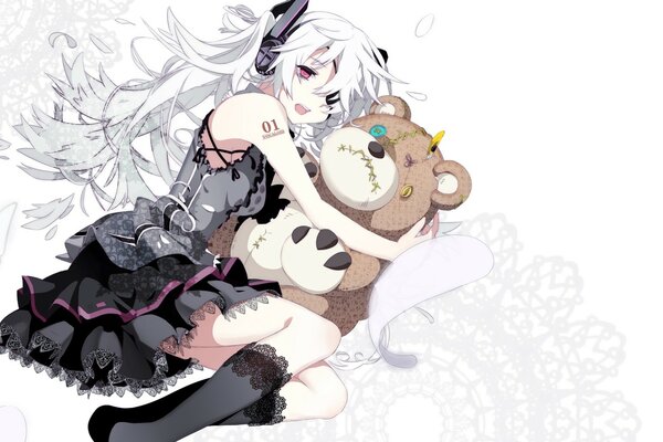 Chica con el pelo blanco y en un vestido negro abraza a un oso de juguete