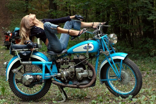 Moto bleu classique et fille assise dessus