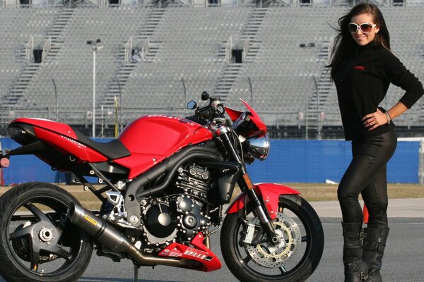 Chica delgada y rojo de la motocicleta