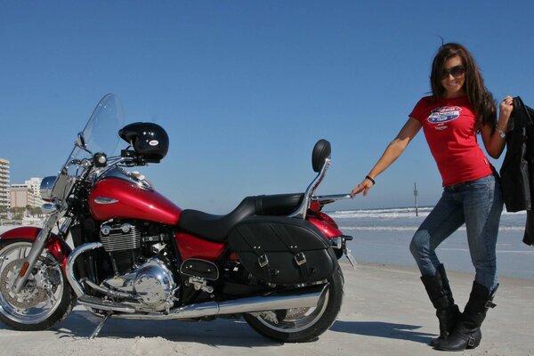 Chica triunfante y hermosa moto